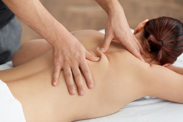 Massage lưng giúp cải thiện giấc ngủ
