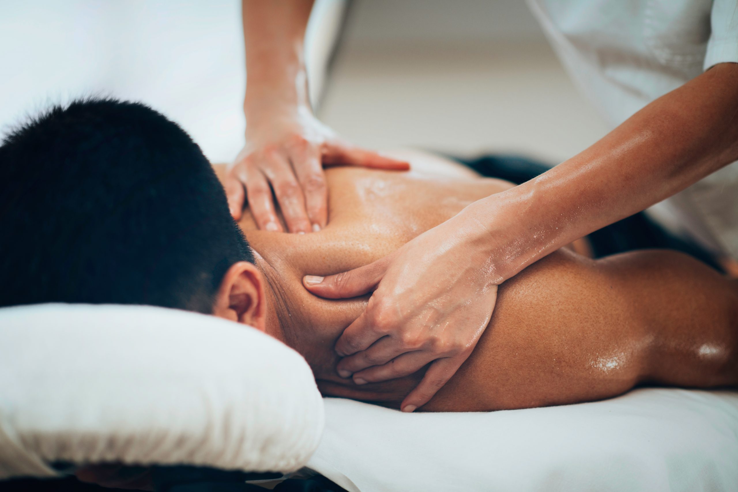 Massage là một trong những cách chữa đau vai gáy của người Nhật hiệu quả